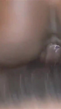 Ohřívá se tak jemně, dokud její mokrá kundička pořád kape