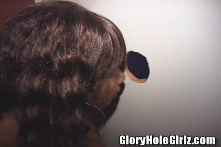 Glory Hole Girlz: Güzel memeli diş teli siyah kaltak yarak emiyor sperm sıçramış...