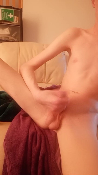 Nudechav: Nudechav twink ukazuje svůj úžasný zadek, péro a koule poskakují nahoru...