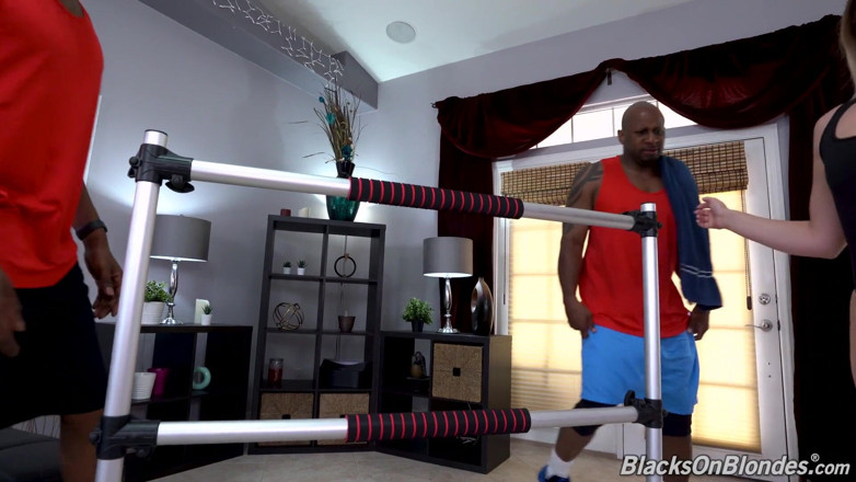 Blacks On Blondes: BBCストレッチセッション - Kenzie Madison