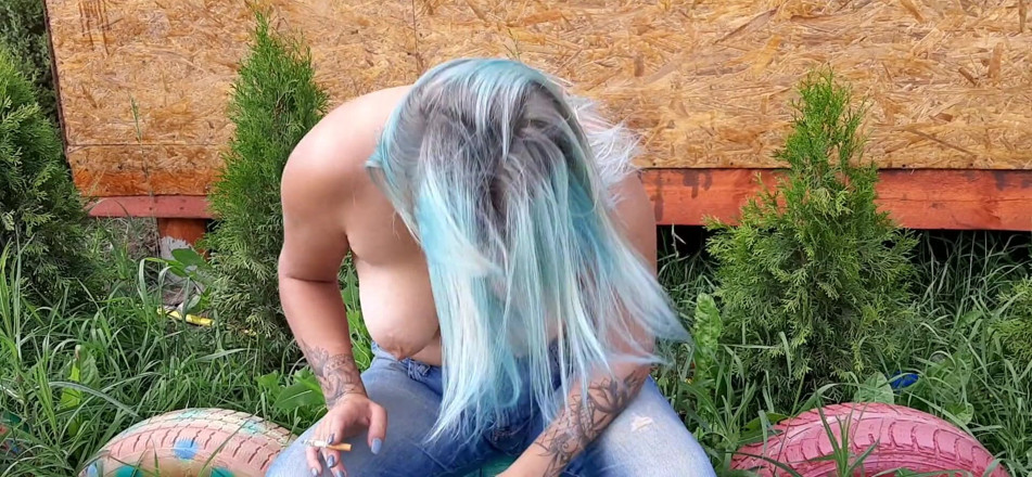 LizAngel: Elle se mouille dans un jean