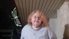नर्स Vicki रात में आंगन में बाहर पेशाब करती है ओह नहीं