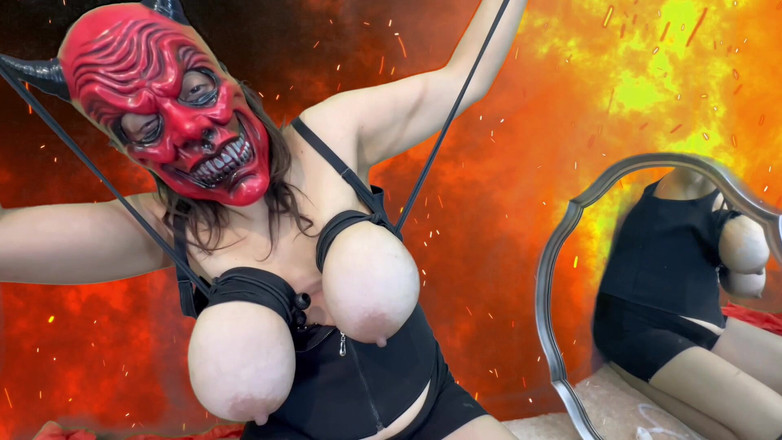 VeeVee Vixen: Demonio da miedo con tetas azotadas