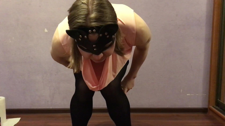 Elise Woods: Office sissy pleasures dick