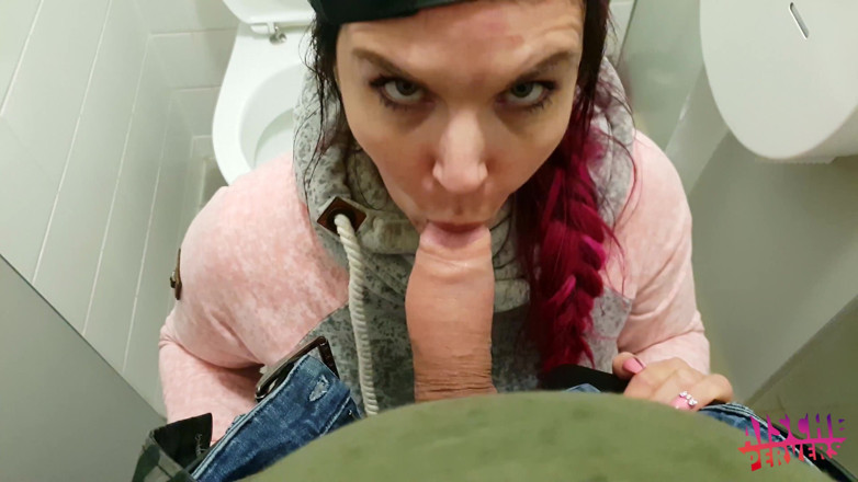 Aische Pervers: Hot dick sucking in the toilet