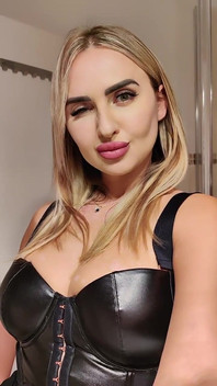 Dewi Femdom