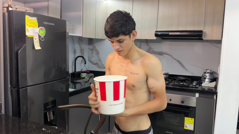 hopesex: Amigo tarado colocou seu pau rico dentro das batatas fritas...