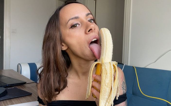 Pantera Nika: Suja chupando banana com tesão