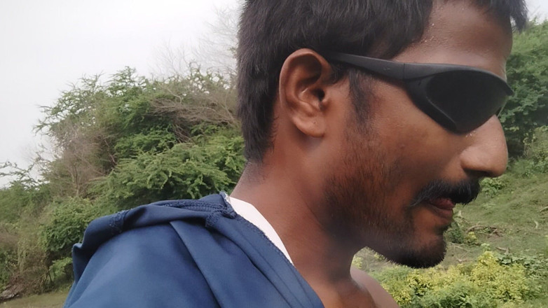 KUMBHA MANOJ KUMAR: Indian Xhard - vivendo em floresta sozinha fazendo exercícios duros