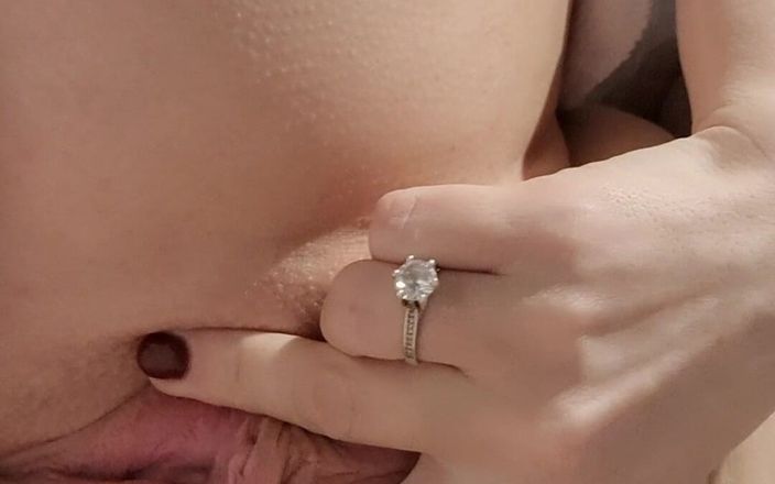 Anna Lynx: Mostre la mia figa dopo aver fatto un sogno bagnato...