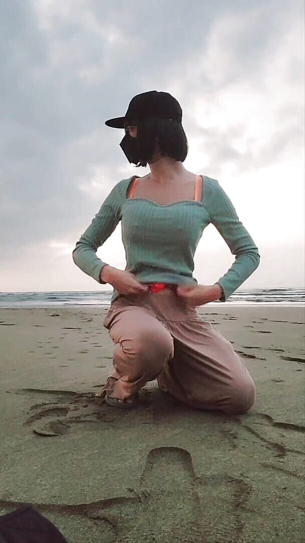 NotAFuta: 해변의 노출증! Gina 정액