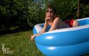 Bett Duett: Filmando a namorada se masturbando na piscina!