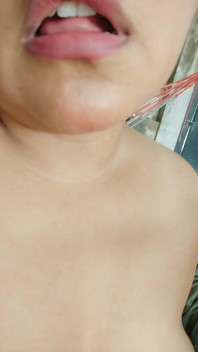 All'aperto mi tocco e bagno la mia biancheria intima