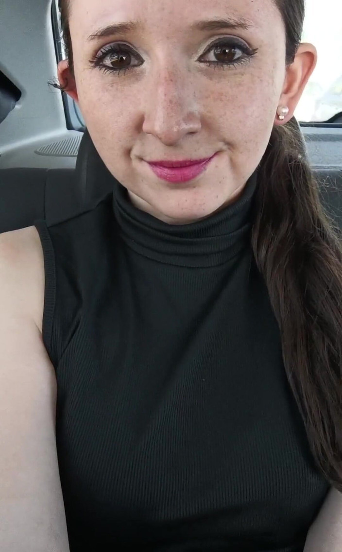 Candy Camille: Dokážeš si představit, že to může být pod mými šaty?