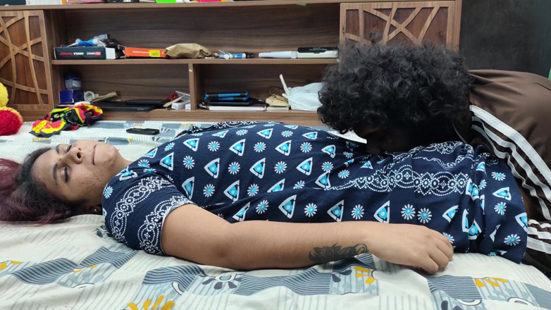 Vaigavarun45: Ciuman akhbar pantat, ciuman leher, menggesel pepek dan ciuman dalam...
