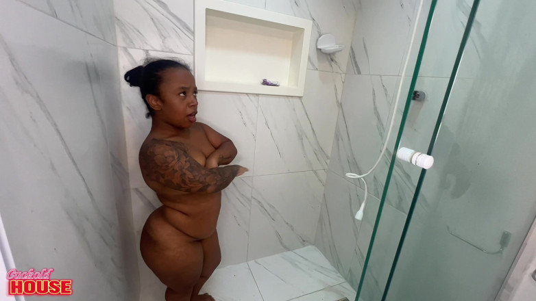 CuckoldHouse: Brasileira Com Nanismo Esquentando O Banho Com 2 Caras Num Menage...