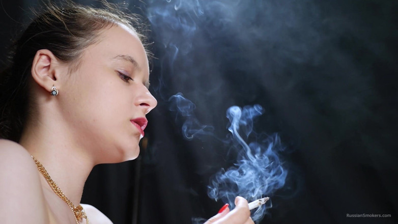 Russian Smokers: สาวสีผมบรูเน็ตเปลือยกายสูบบุหรี่ในละคร