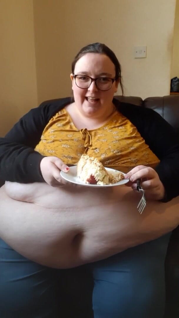 SSBBWLadyBrads: SSBBw mangia torta con pancia fuori