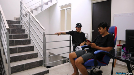 Solo_incognita: 荡妇会计在工作中和她的同事做爱，她的朋友记录下来