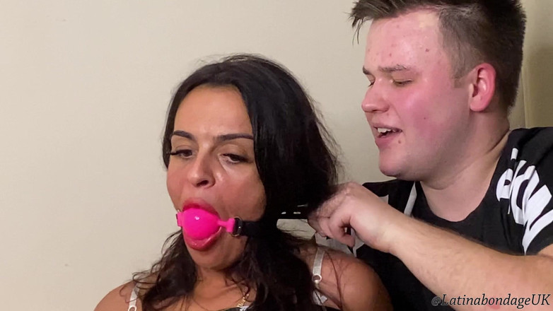 Latina Fetish: Latina těsná a roubík s velkým ballgag a pak s...