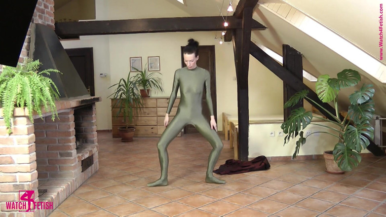 Watch4fetish: Ballett in einem grünen catsuit