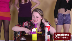 Lost Bets Games: Un jeu de strip-tease séduisant où des filles se relaient...