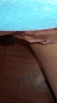 Aku mergokin ibu tiriku merekam video bokep di bawah meja