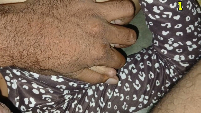 seema: La fratellastra condivide la notte a letto con la mungitura