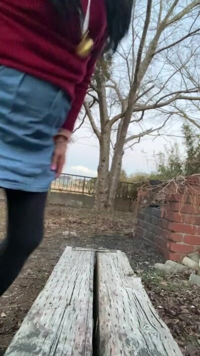 megu2002: No.120 Spalanco la mia figa sul tavolo. E poi piscio