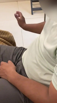 Une secrétaire sexy se présente au patron de l’hôtel pour obtenir une promotion