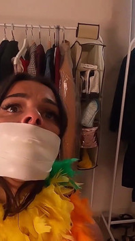 Latina atada apretada y amordazada con diferentes mordazas! Mientras usa boa de plumas y parkas de pieles diferentes (hd)