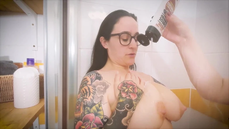 Elizabeth Hunny: Hot Steamy Shower with Ashley Addams