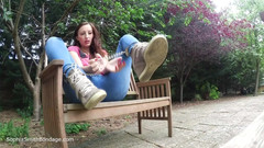 All Sexy Vids: 索菲亚在花园里自慰