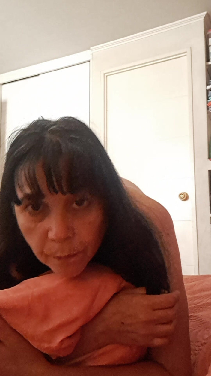 Mommy big hairy pussy: 四つん這いでセックスを待つ母親