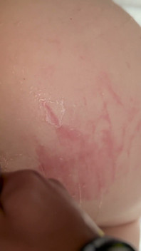Elle m’a dit qu’elle aimait quand je lui pisse dessus et que je lui donne ma grosse bite noire