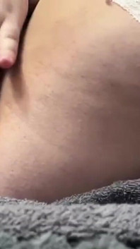 Orgasm grozav cu ejacularea în ciorapi albi