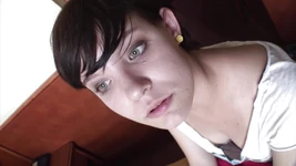 Fată germană cu părul scurt care își satisface pizda rasă cu jucăria ei de sticlă