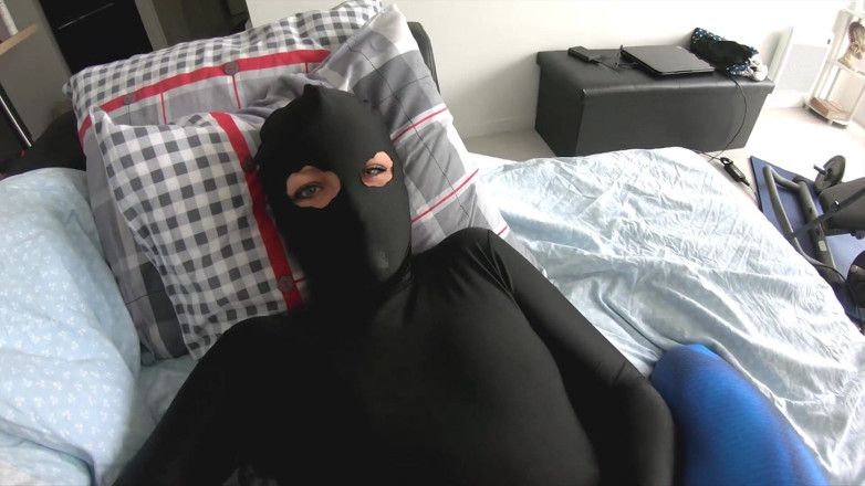 Nylon Xtreme: Natacha Guapa делает минет полностью в черном Zentai Lycra