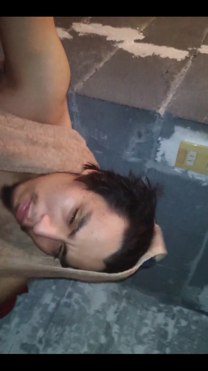 AlexAlejandro13: Tu buen chico en el baño perra