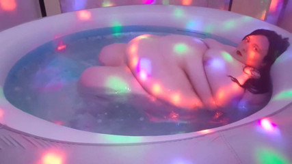 SSBBWLadyBrads: BBW SSBBW belly jiggles play in hot tub