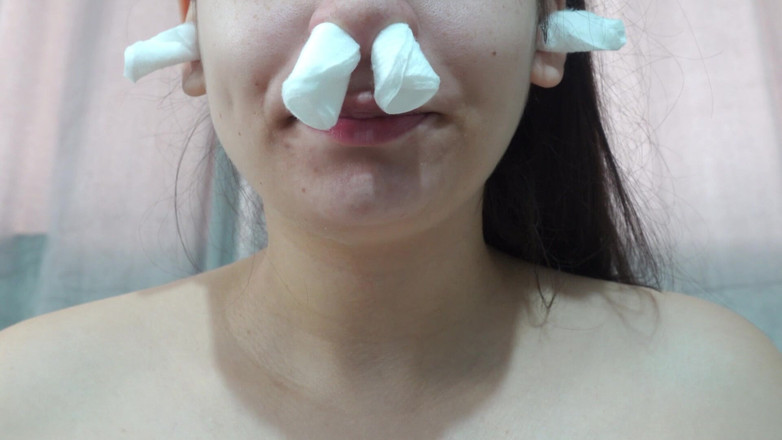 AmayaMori: Moje nevlastní sestra si strká bavlnu do nosu a masturbuje...