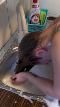 キッチンシンクでの食器洗い液を使ったヘアウォッシュ
