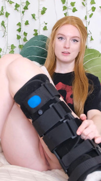 Kalhoty na sobě nenosí