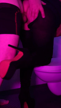 Une femme d’affaires sexy avec son patron dans les toilettes du bureau pour avoir déchiré du sexe en nylon
