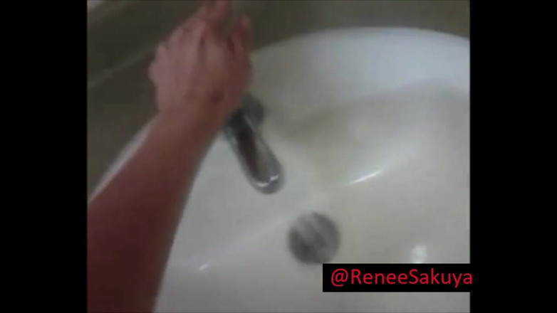 Renee Sakuya: Čůrání na veřejné toaletě a mytí rukou