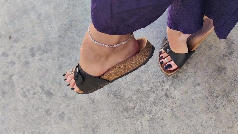 Goddess Lena: Venku v Birkenstock