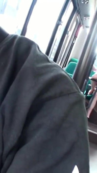 Calor lotado no ônibus - uma mulher casada nota e a tensão aumenta entre eles - cena 2