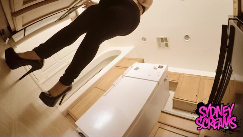 Sydney screams fetish: Giantess Girlfriend Eats - 480