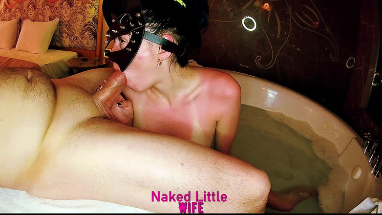 Nakedlittlewife: Meisje zuigt lul in de badkamer