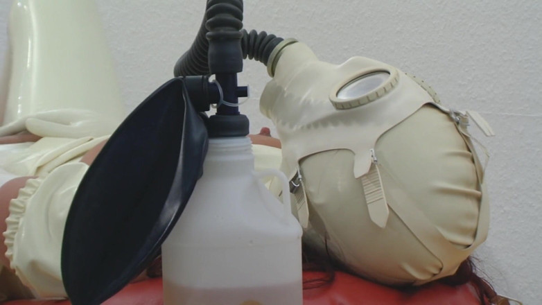 Rubber & Clinic Studio - 1ATOYS: Masturbare în cauciuc cu mască de gaz